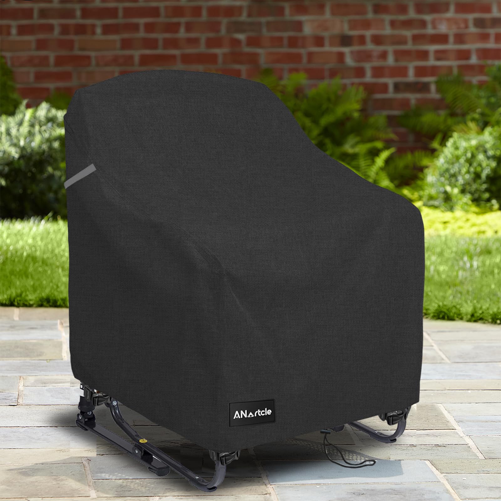 ANartcle funda instalada en silla durante acampada protegiendo asiento