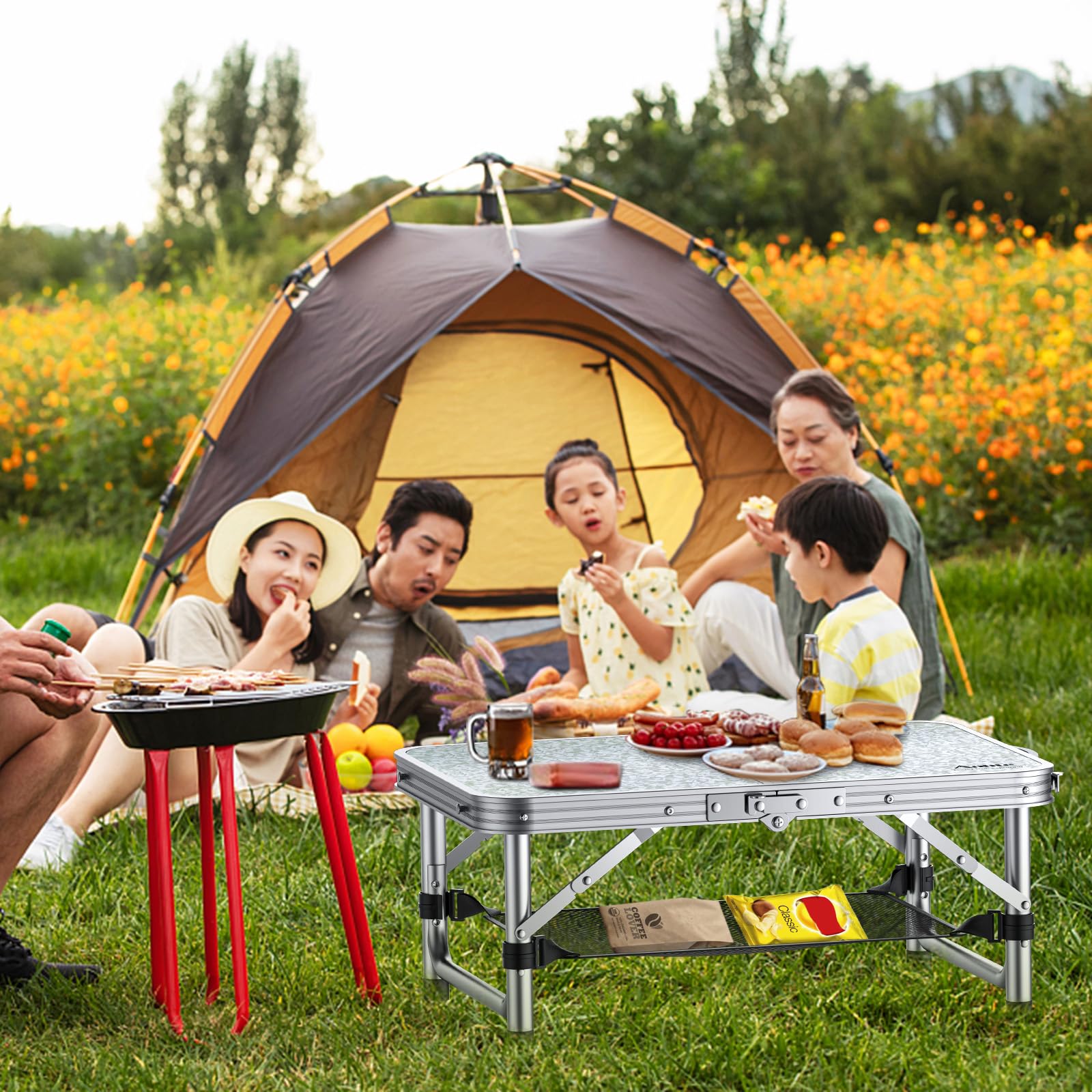 Anbte mesa montada en la playa ideal para picnic y descanso