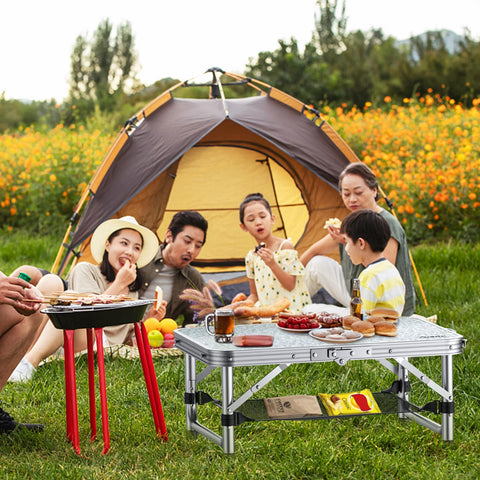 Anbte mesa montada en la playa ideal para picnic y descanso