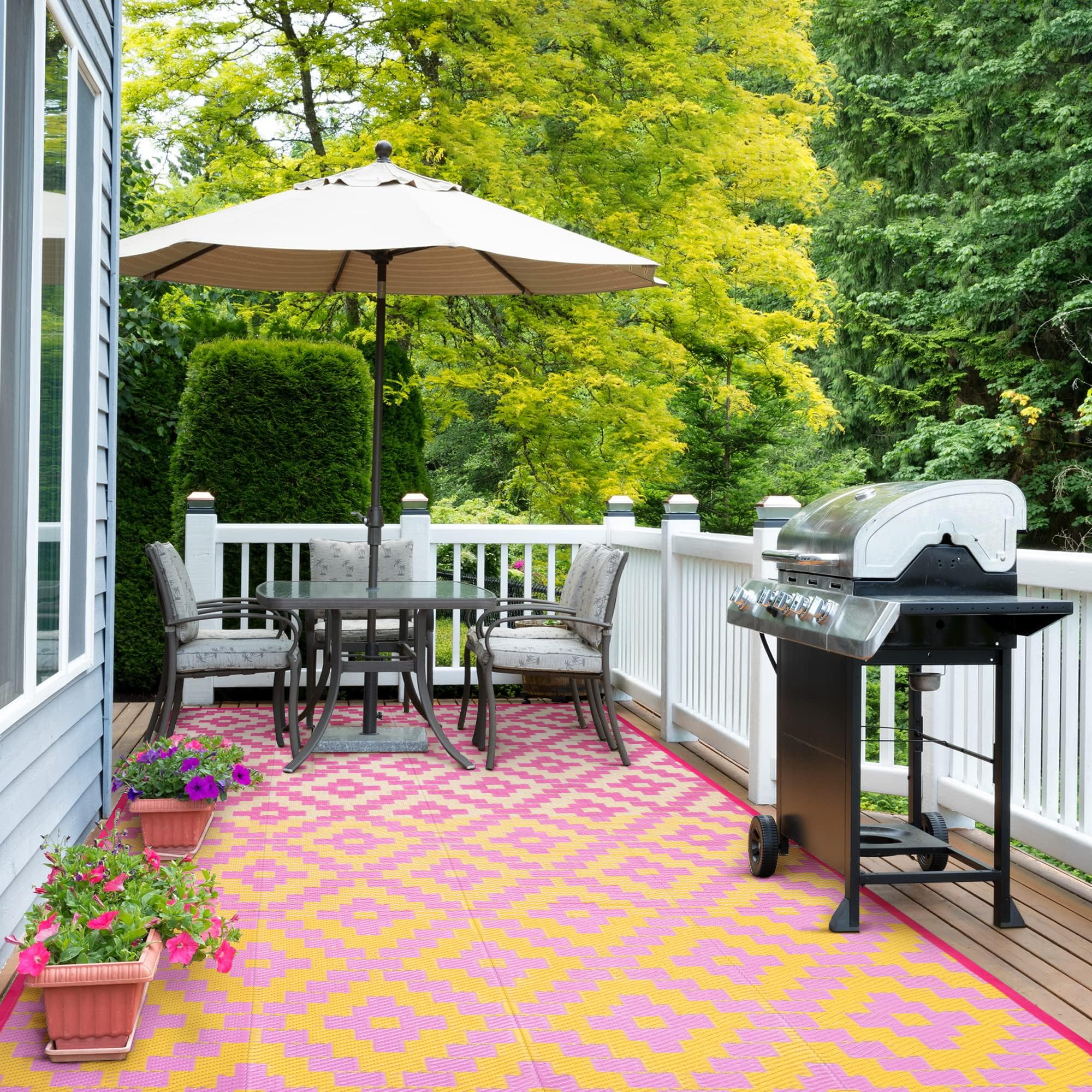 Anidaroel alfombra colocada en un deck para mayor confort exterior