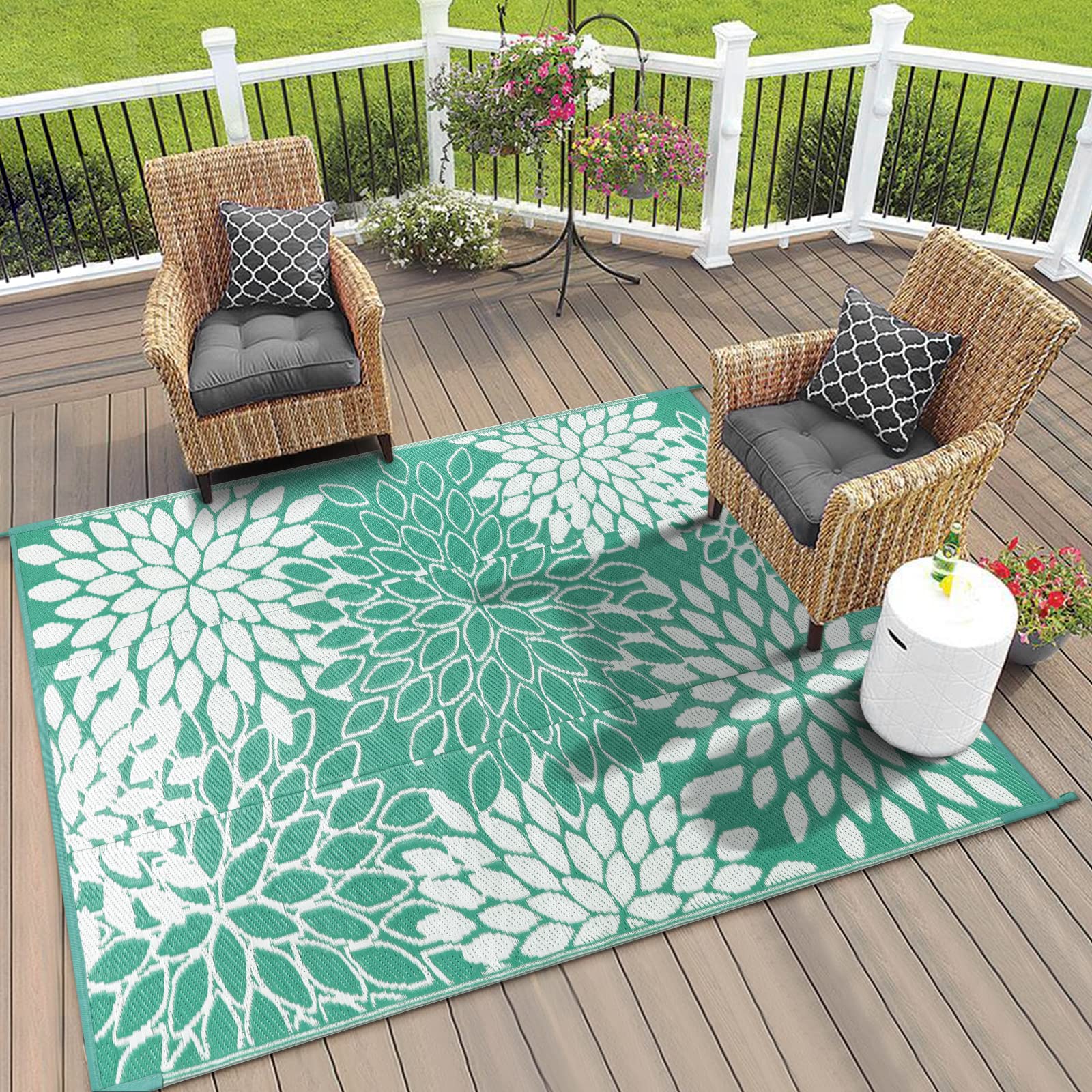 Anidaroel alfombra instalada en patio con muebles, crea zona acolchada exterior