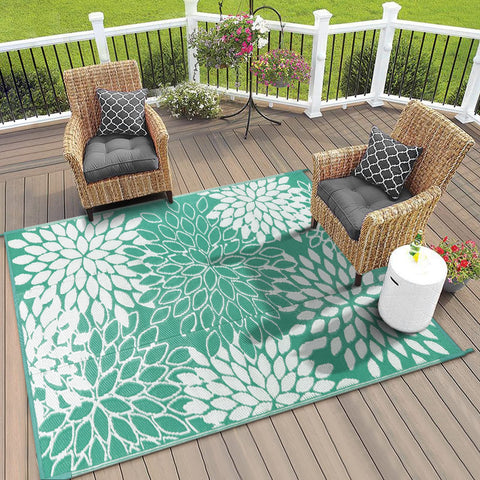 Anidaroel alfombra instalada en patio con muebles, crea zona acolchada exterior