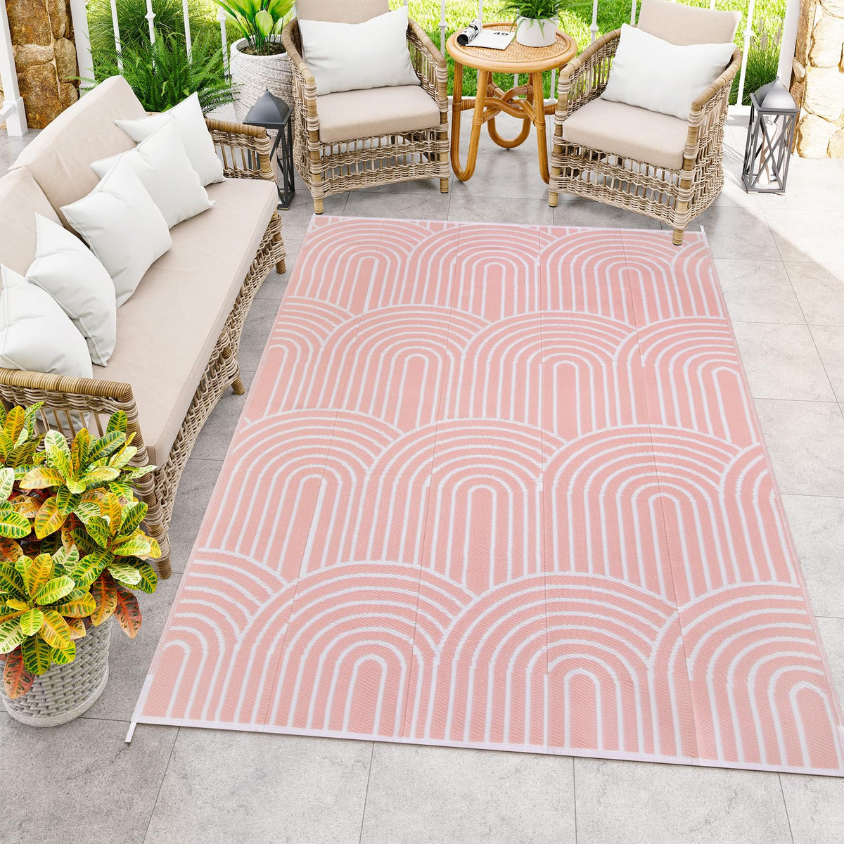Anidaroel alfombra exterior frontal rosa mostrando el patrón arcoíris y tamaño 6'x9'.