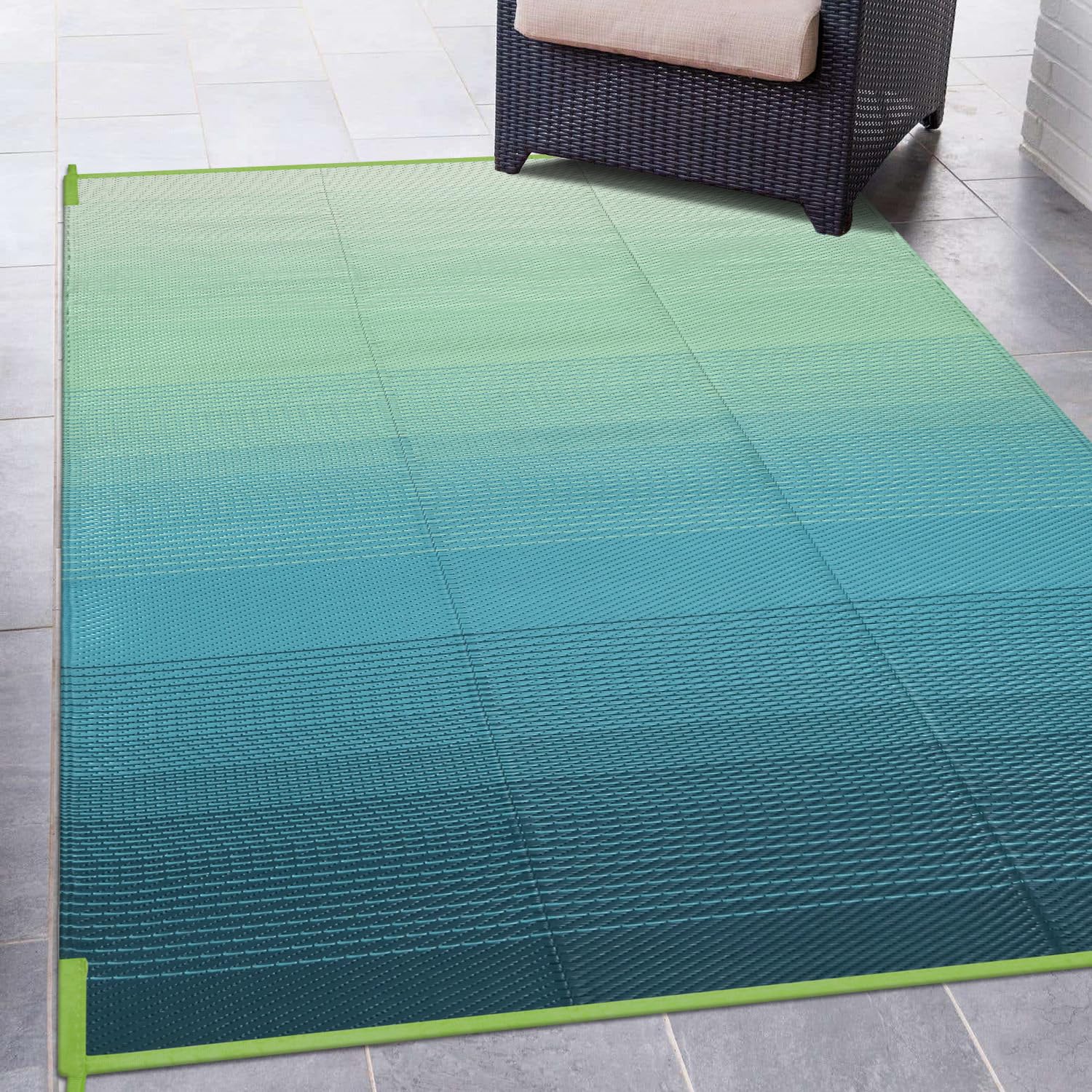 Anidaroel alfombra en patio con muebles, mejora estética y fácil limpieza