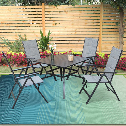 Anidaroel alfombra colocada bajo mesa en patio, crea zona cómoda al aire libre