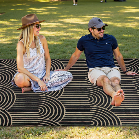 Anidaroel alfombra colocada en patio con muebles, crea ambiente acogedor
