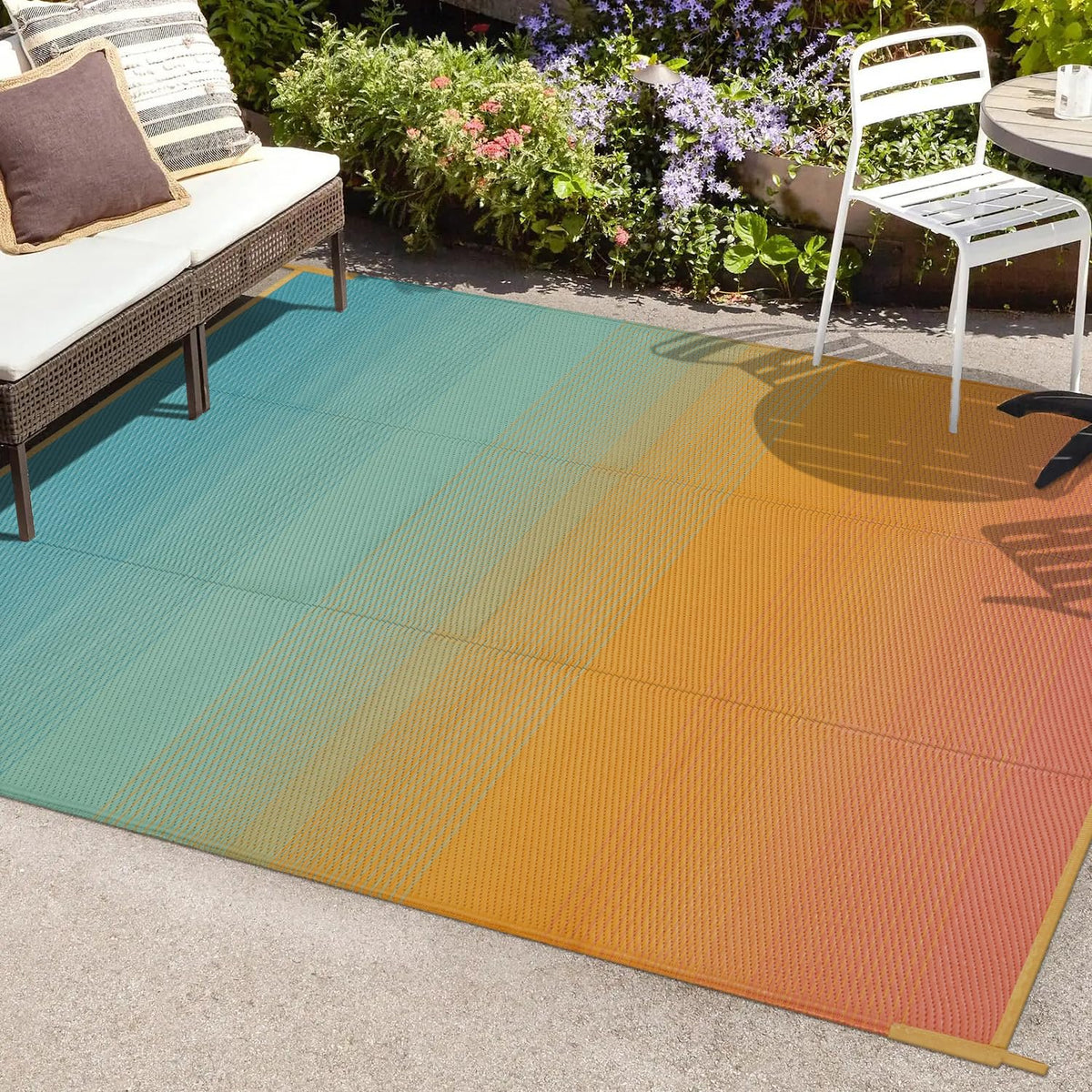 Anidaroel vista frontal de alfombra ombré naranja y azul para patio con estilo