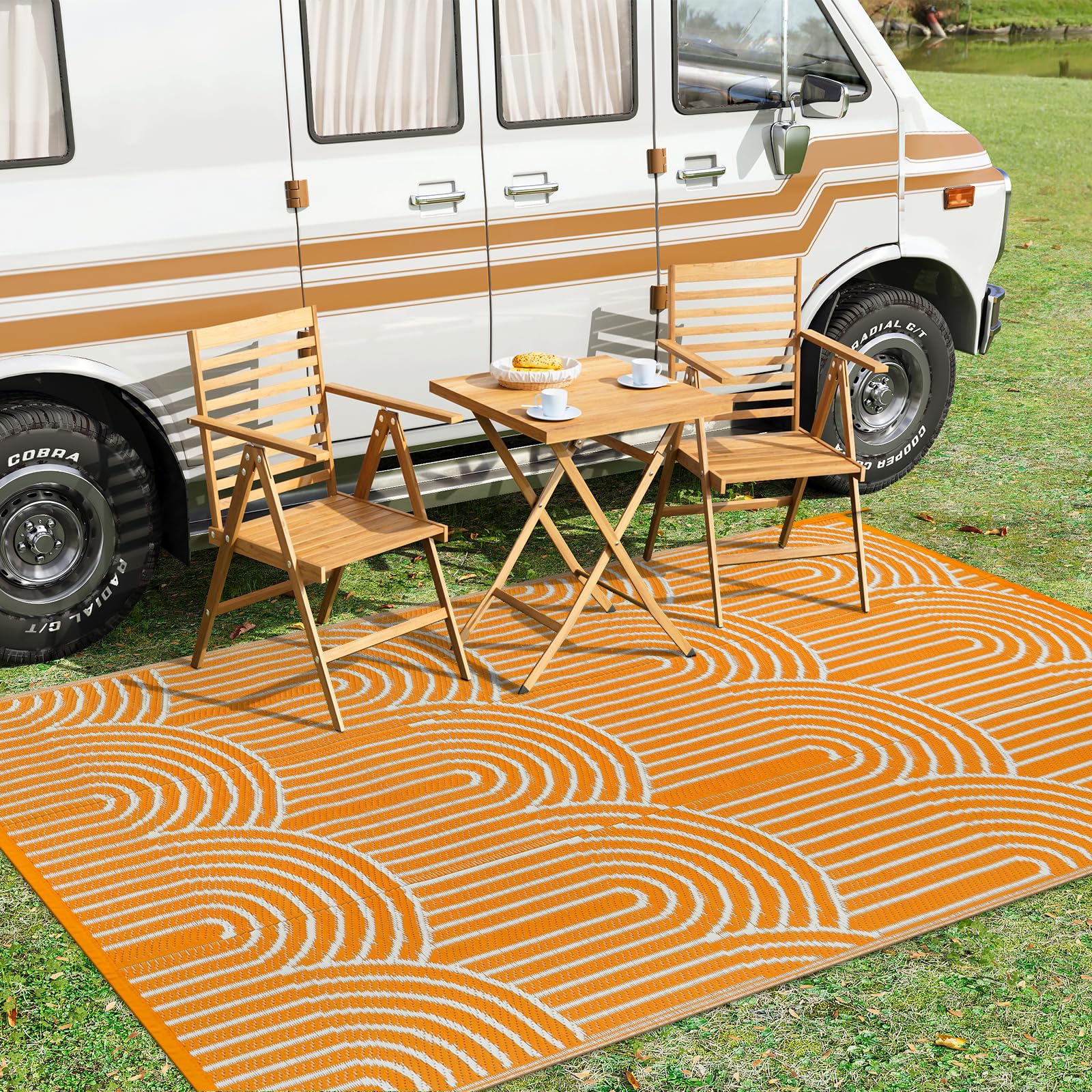 Anidaroel colocada junto a mesa de jardín, crea zona exterior cómoda