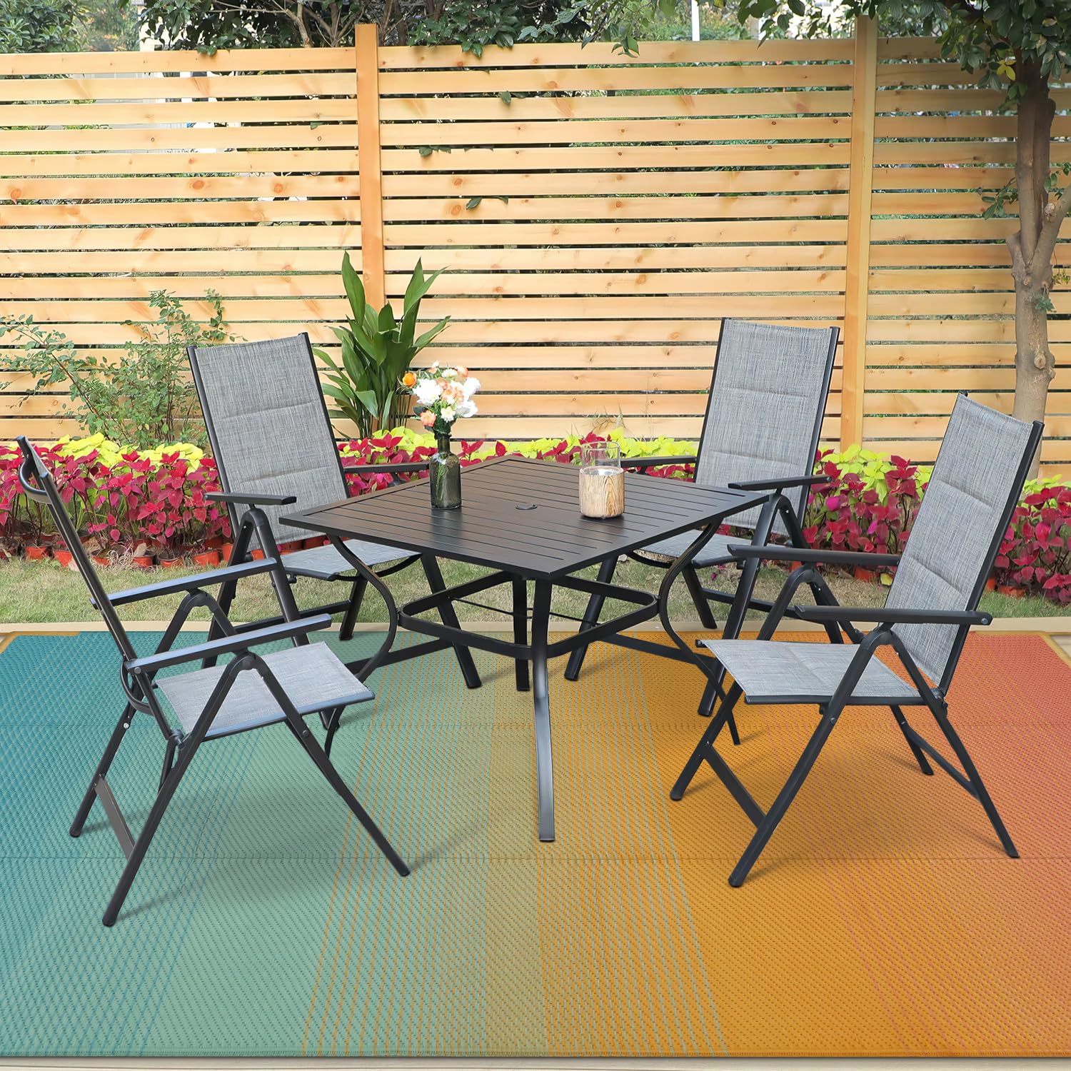 Anidaroel alfombra en patio con muebles mostrando atractivo y durabilidad