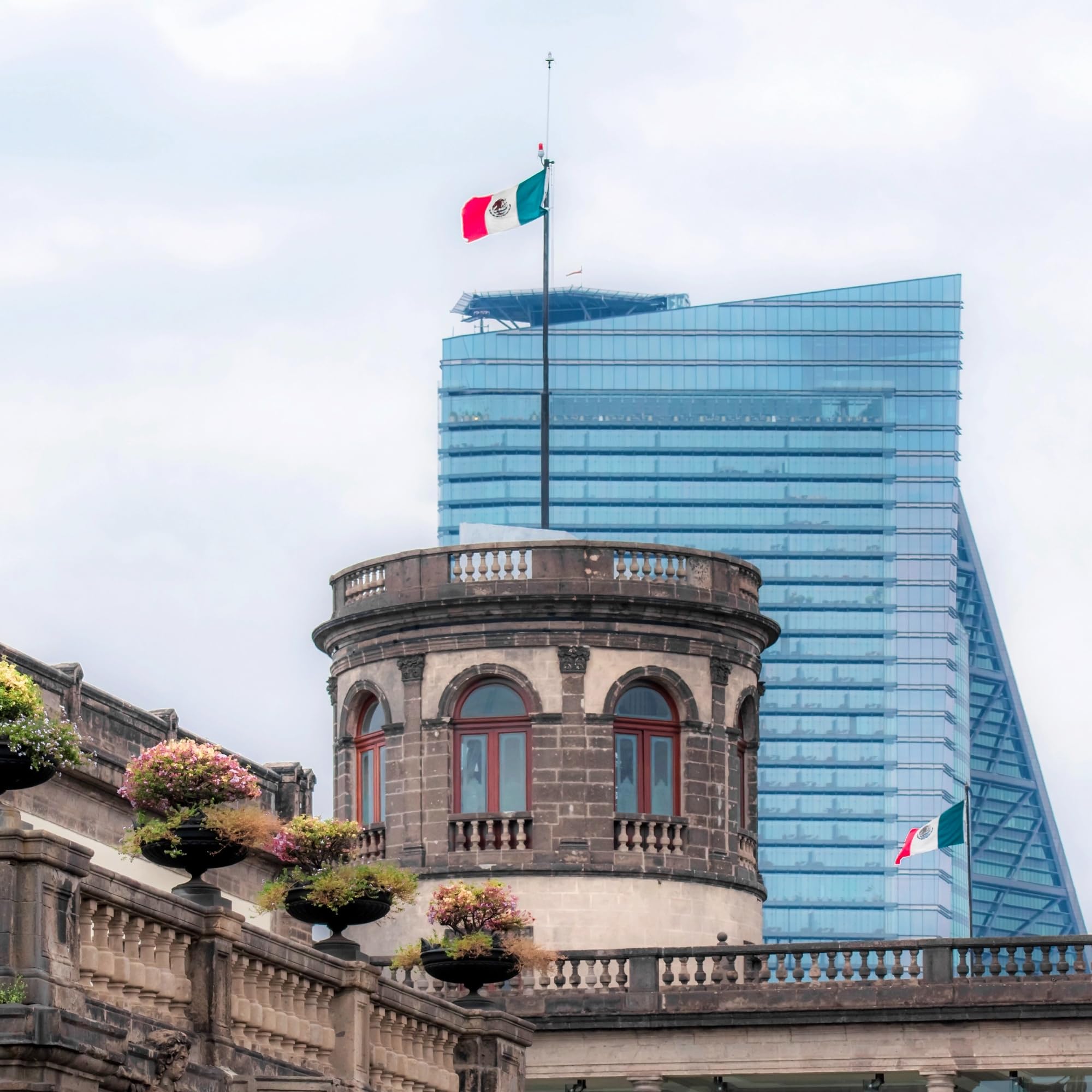 Anley bandera en uso en un mástil de exterior mostrando buena visibilidad