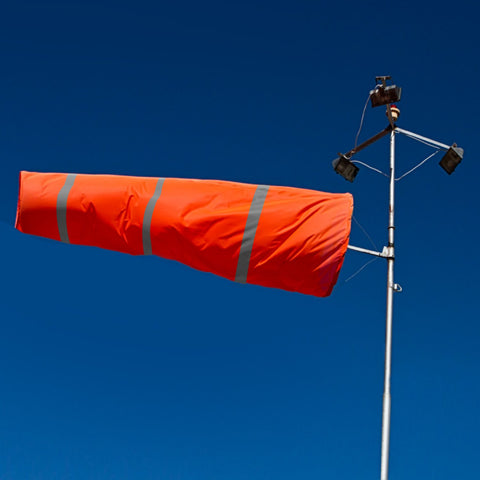 Anley windsock colgado en aeródromo señalando dirección del viento claramente