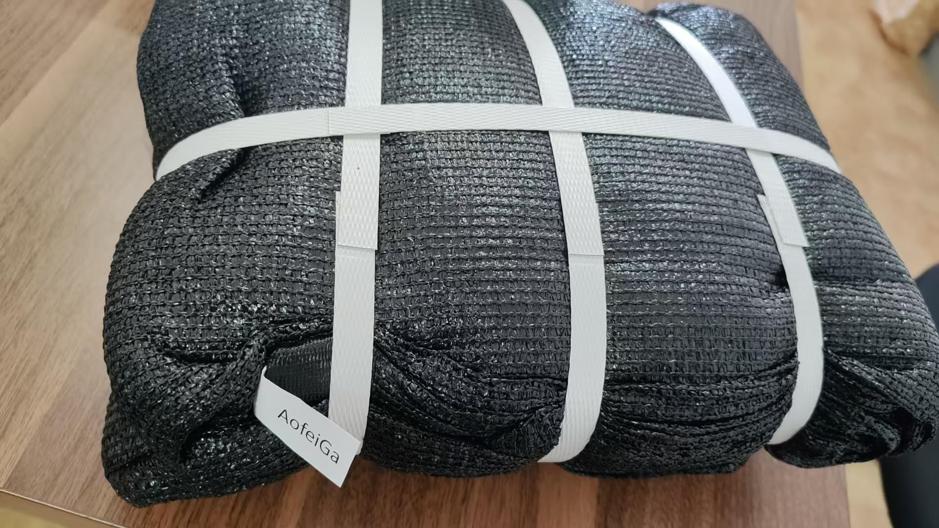 AofeiGa comparación de tamaño junto a una valla para mostrar cobertura de 4ft x 25ft