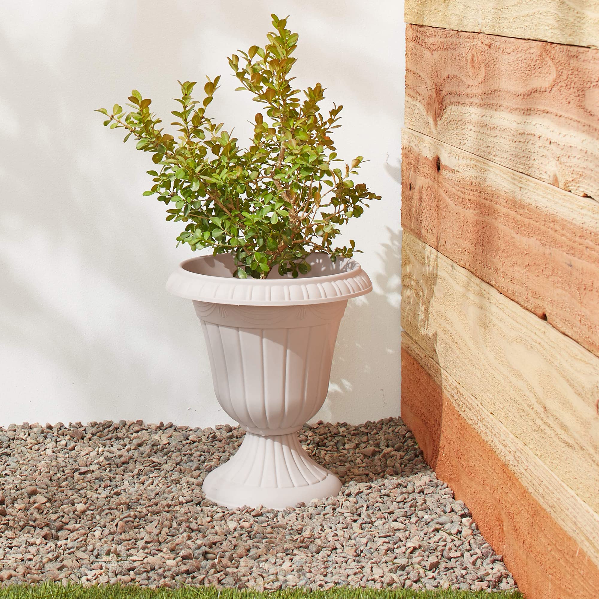 Arcadia Garden Products urna PL20TP en balcón junto a plantas, resistente al exterior