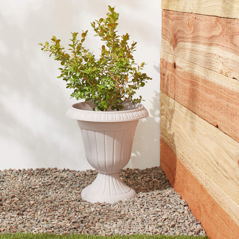 Arcadia Garden Products urna PL20TP en balcón junto a plantas, resistente al exterior