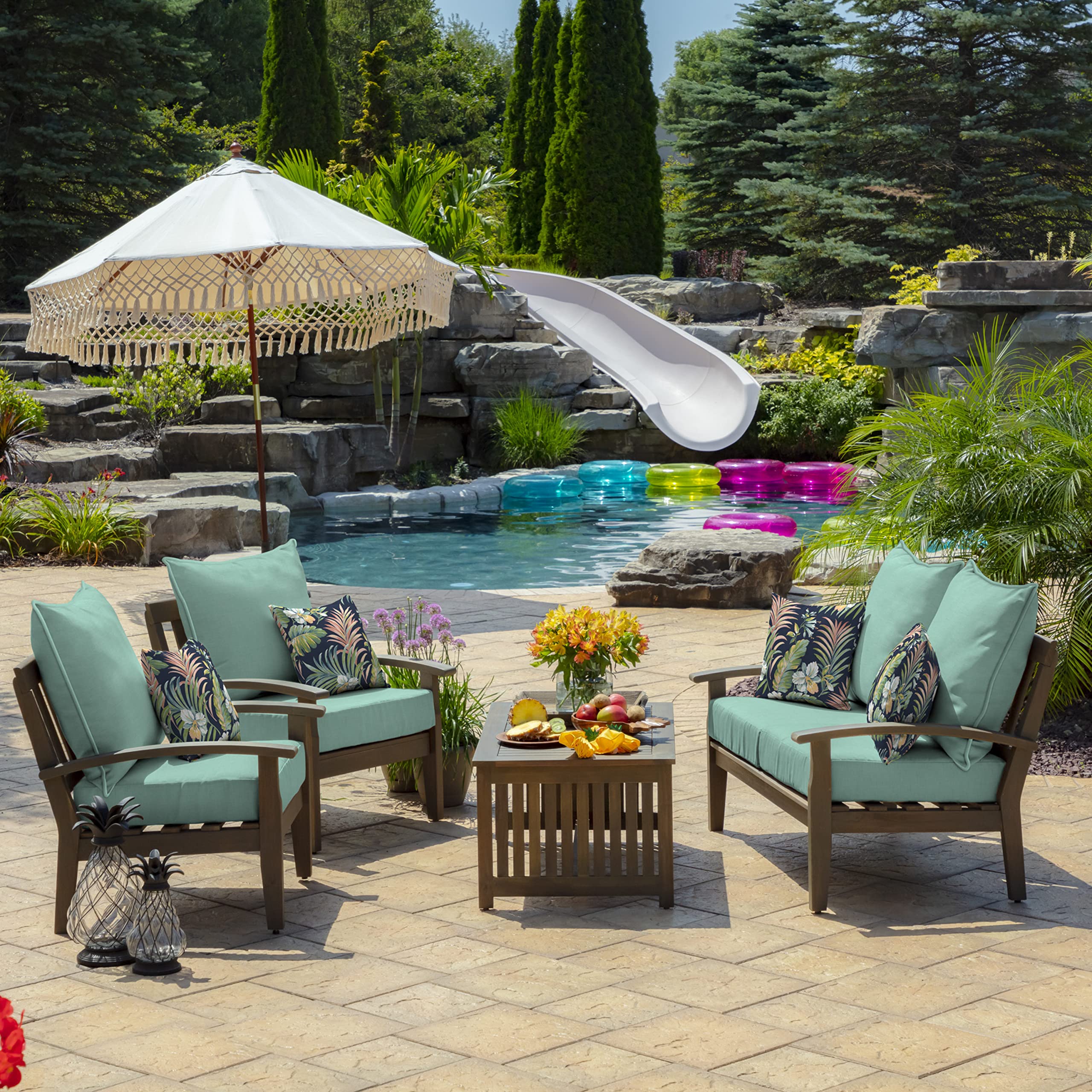 Arden Selections cojines junto a piscina resisten salpicaduras y humedad