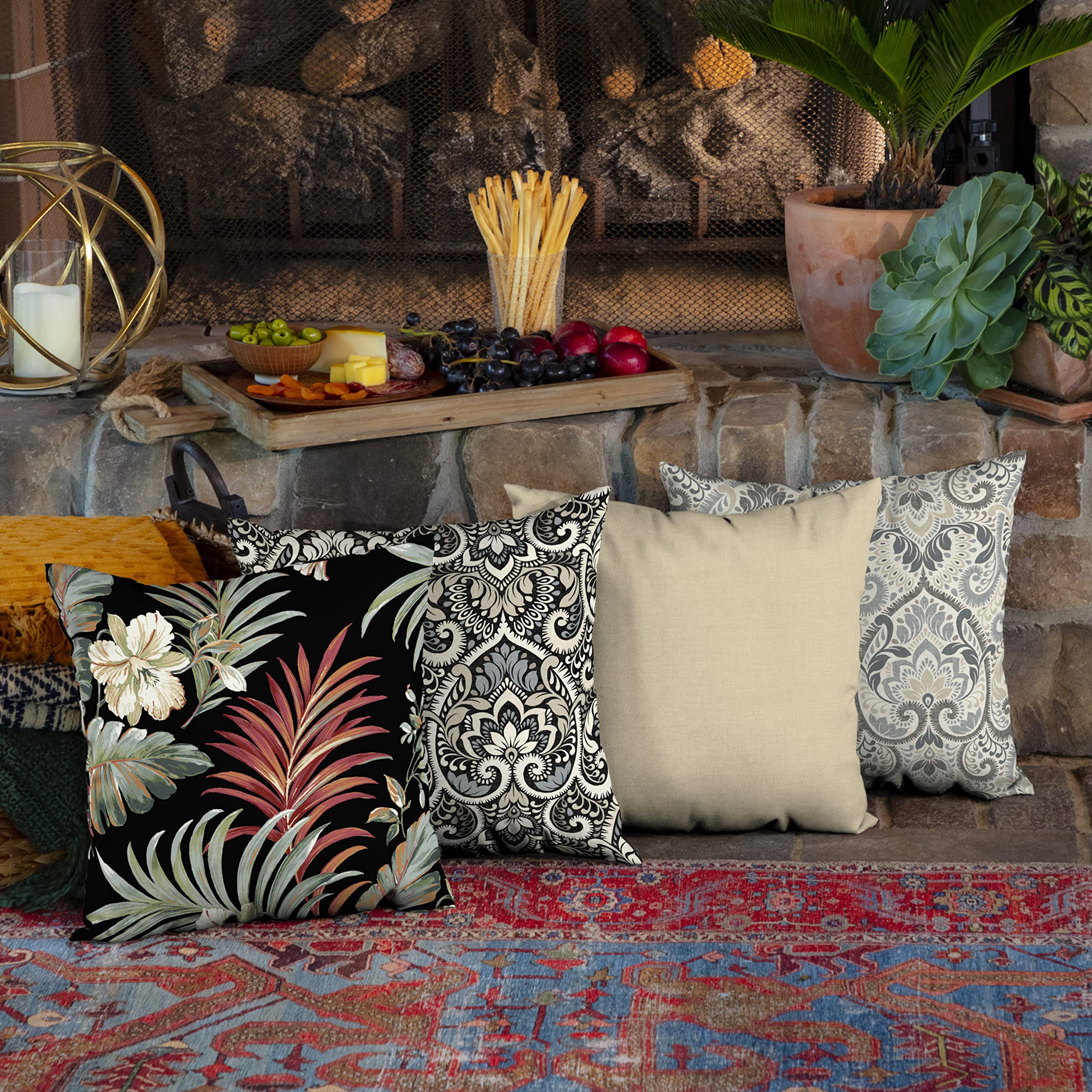Arden Selections comparación de tamaño con mano, dimensiones 16x16 claras