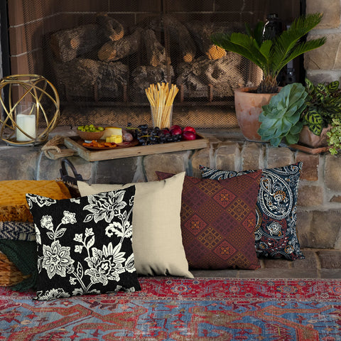Arden Selections cojines en patio decorado mostrando combinación con muebles