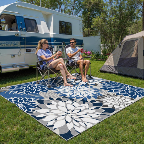 Arenarug alfombra siendo enjuagada con manguera para limpieza rápida