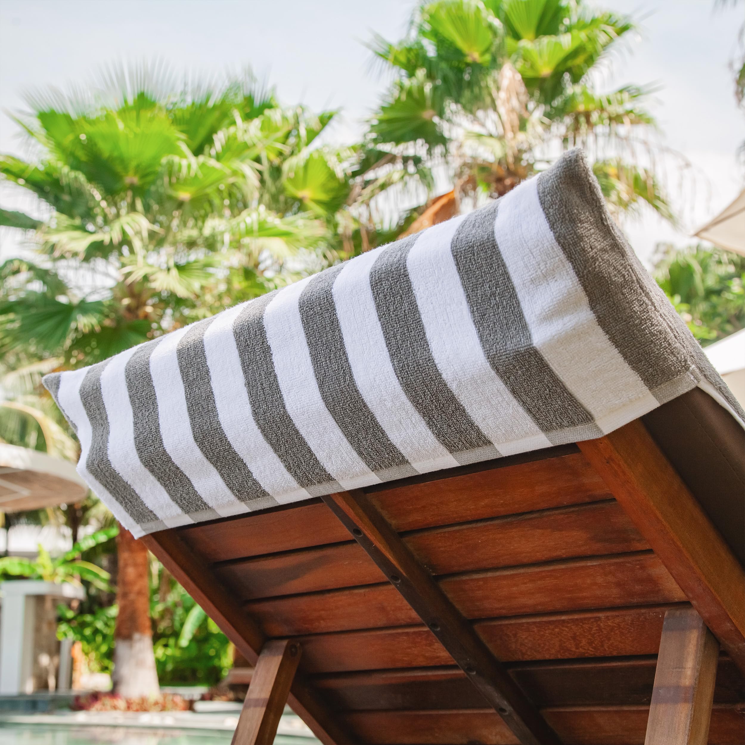 Arkwright funda en uso sobre chaise lounge junto a la piscina, fácil fijación
