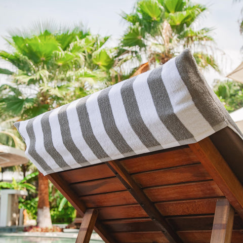 Arkwright funda en uso sobre chaise lounge junto a la piscina, fácil fijación