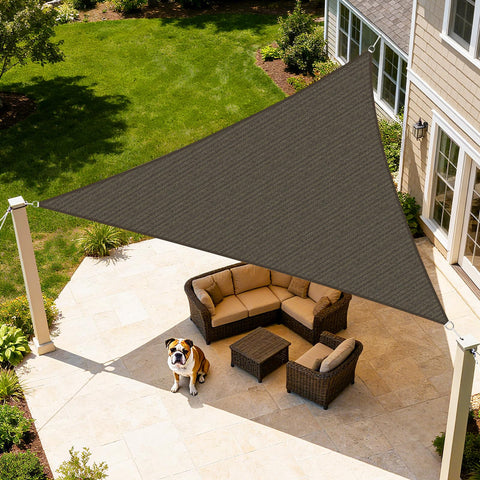 Artpuch vista frontal del toldo triangular mocha mostrando protección y diseño