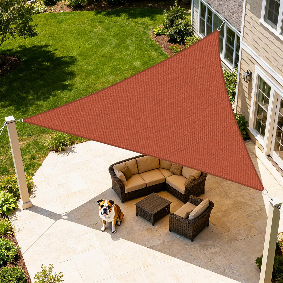 Artpuch vela triangular instalada frontal mostrando protección y estilo