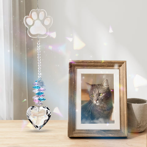ARUN suncatcher colocado en altar conmemorativo para recuerdo