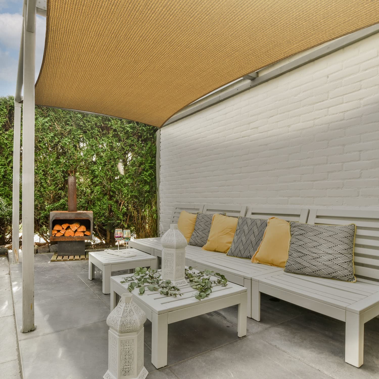 AsterOutdoor comparación de tamaño 6'x10' junto a una silla para escala