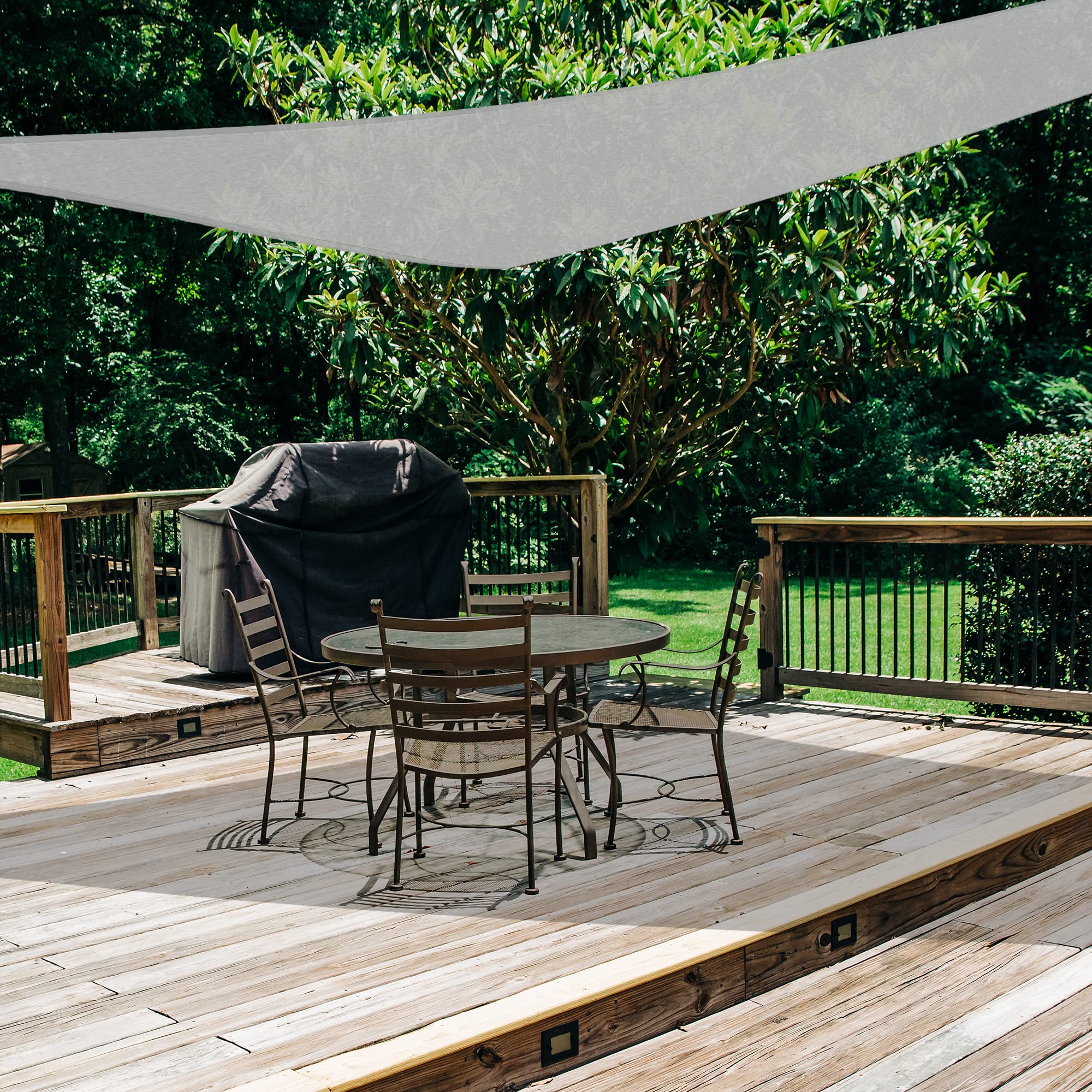 AsterOutdoor escala con persona para apreciar tamaño y cobertura