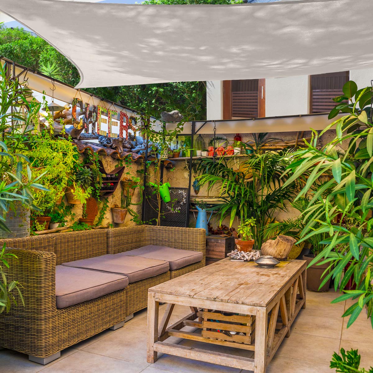 AsterOutdoor ambiente de jardín con mesa y sillas bajo la sombra fresca