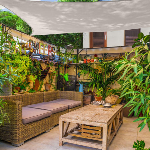 AsterOutdoor ambiente de jardín con mesa y sillas bajo la sombra fresca