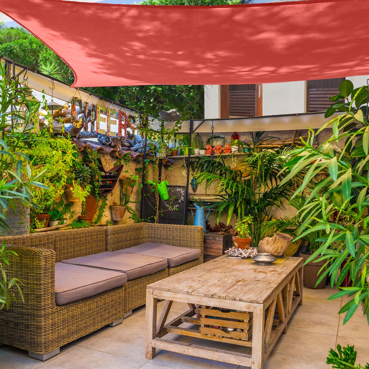 AsterOutdoor vela sobre jardín con muebles mostrando ambiente cómodo