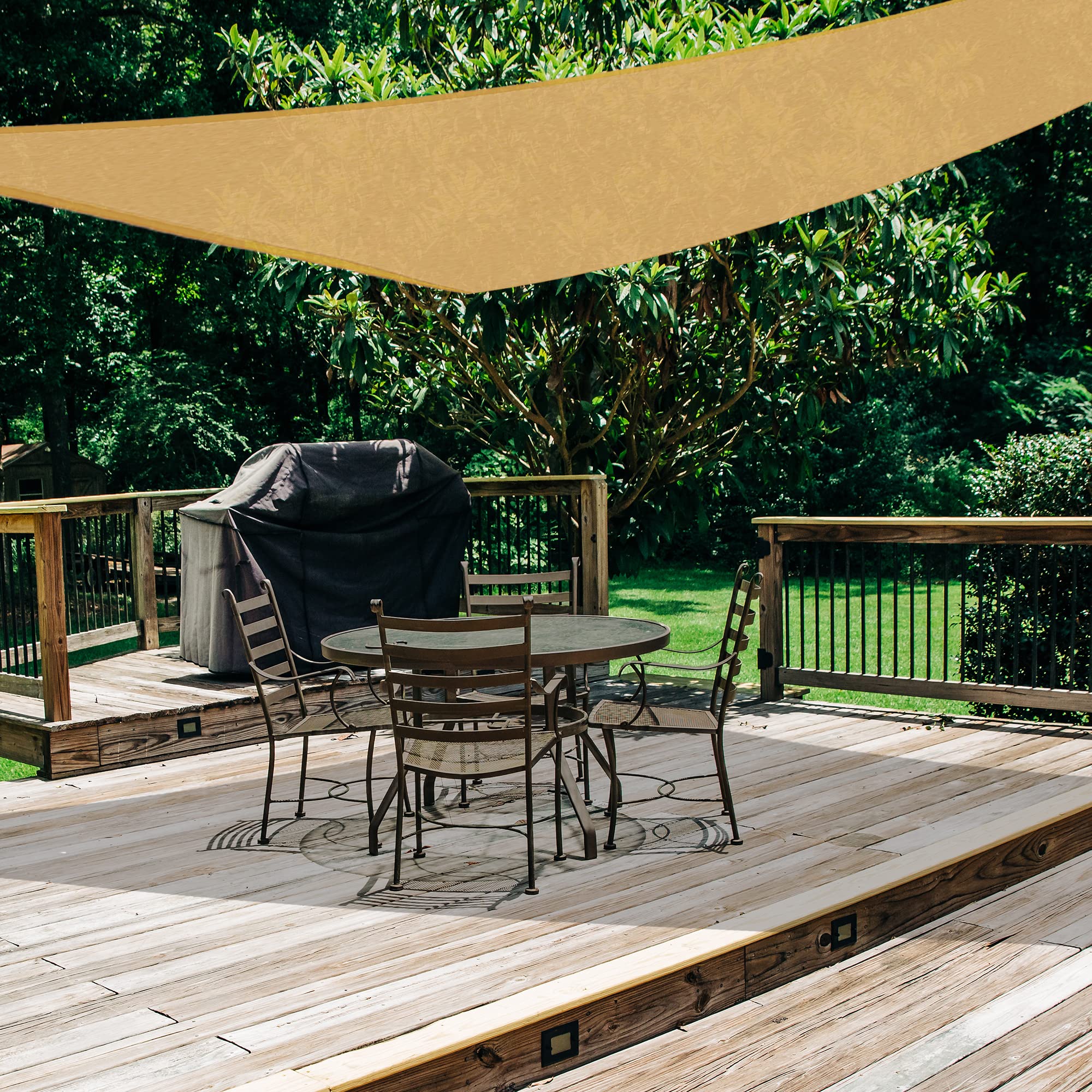 AsterOutdoor vela junto a una persona para comparar tamaño y escala