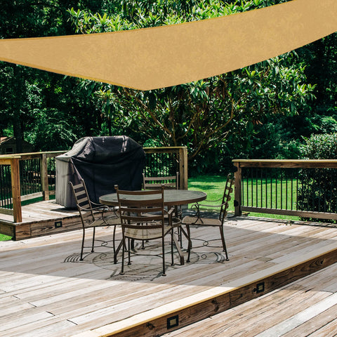 AsterOutdoor vela junto a una persona para comparar tamaño y escala