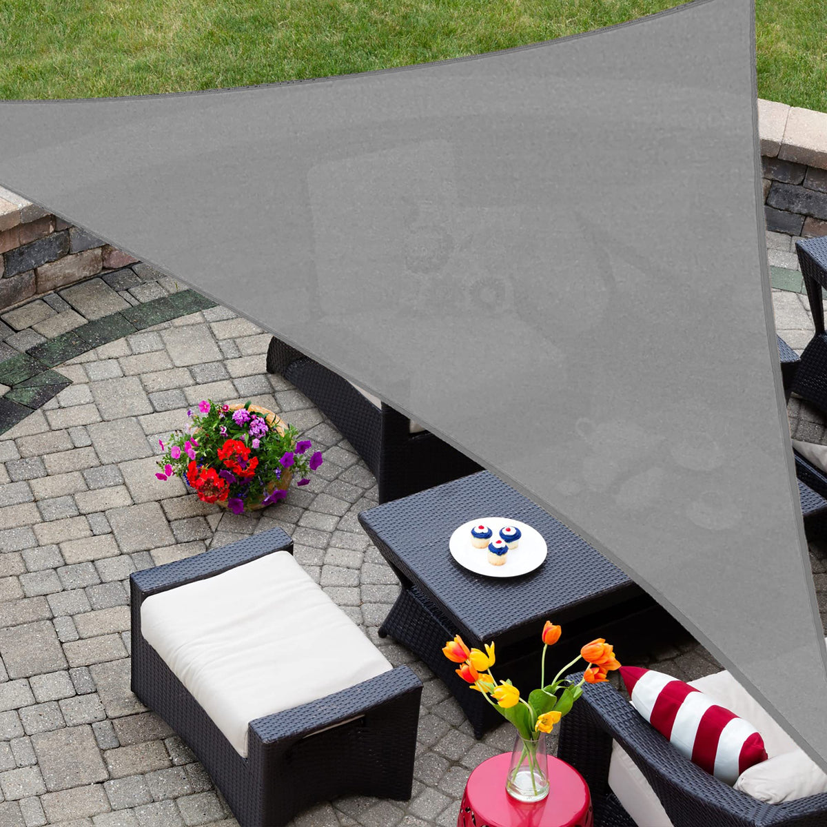 AsterOutdoor vela triangular frontal mostrando cobertura y sombra