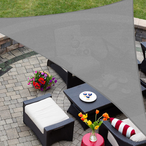 AsterOutdoor vela triangular frontal mostrando cobertura y sombra