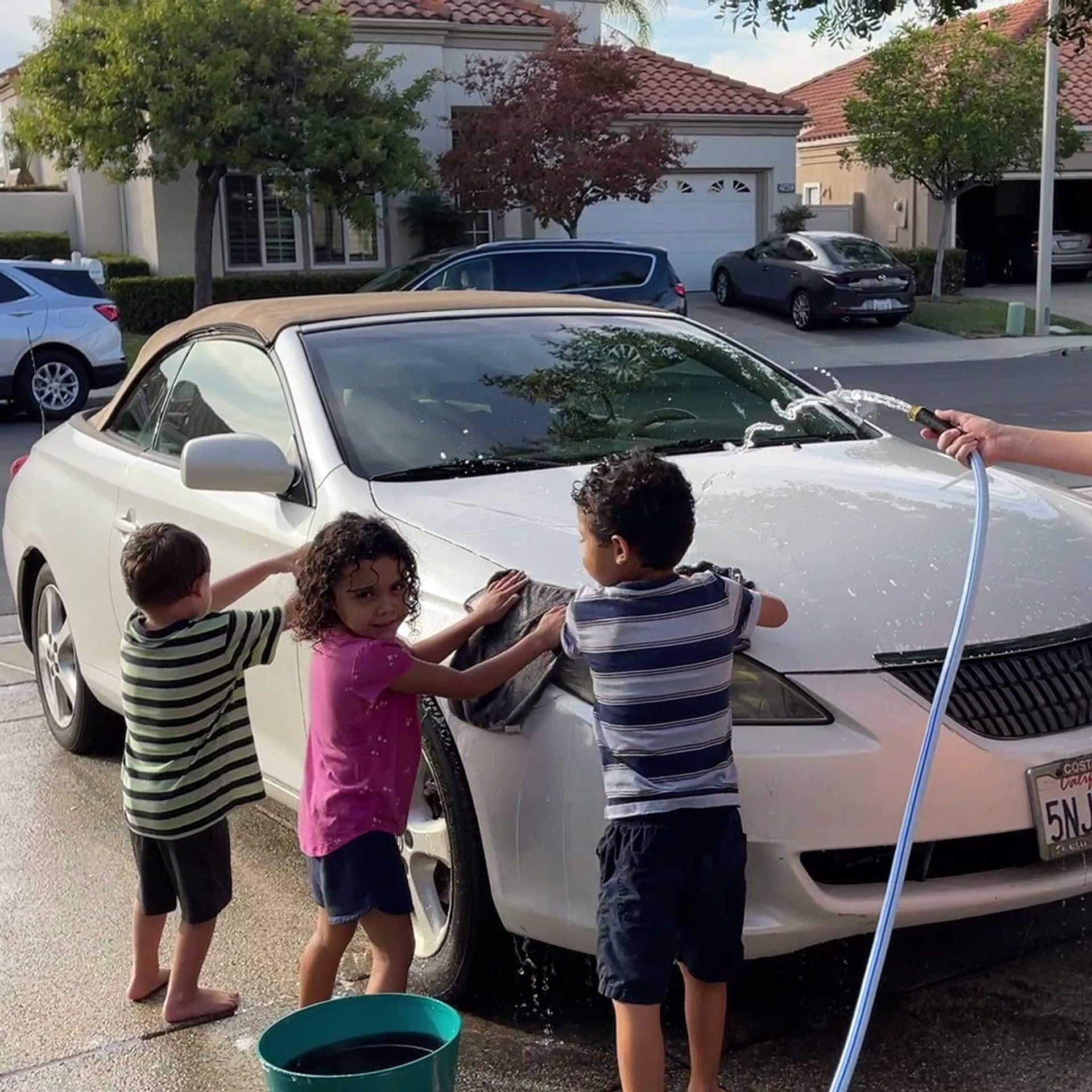 Atlantic manguera en uso regando jardín, maniobrabilidad y control fácil