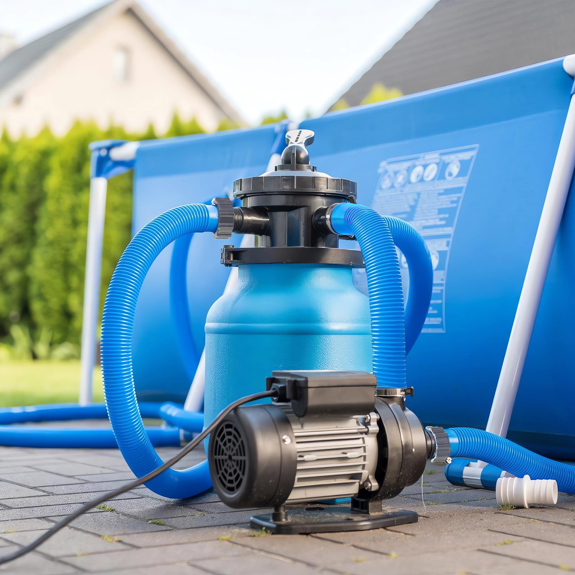 Augisteen manguera junto piscina elevada, solución práctica para mantenimiento