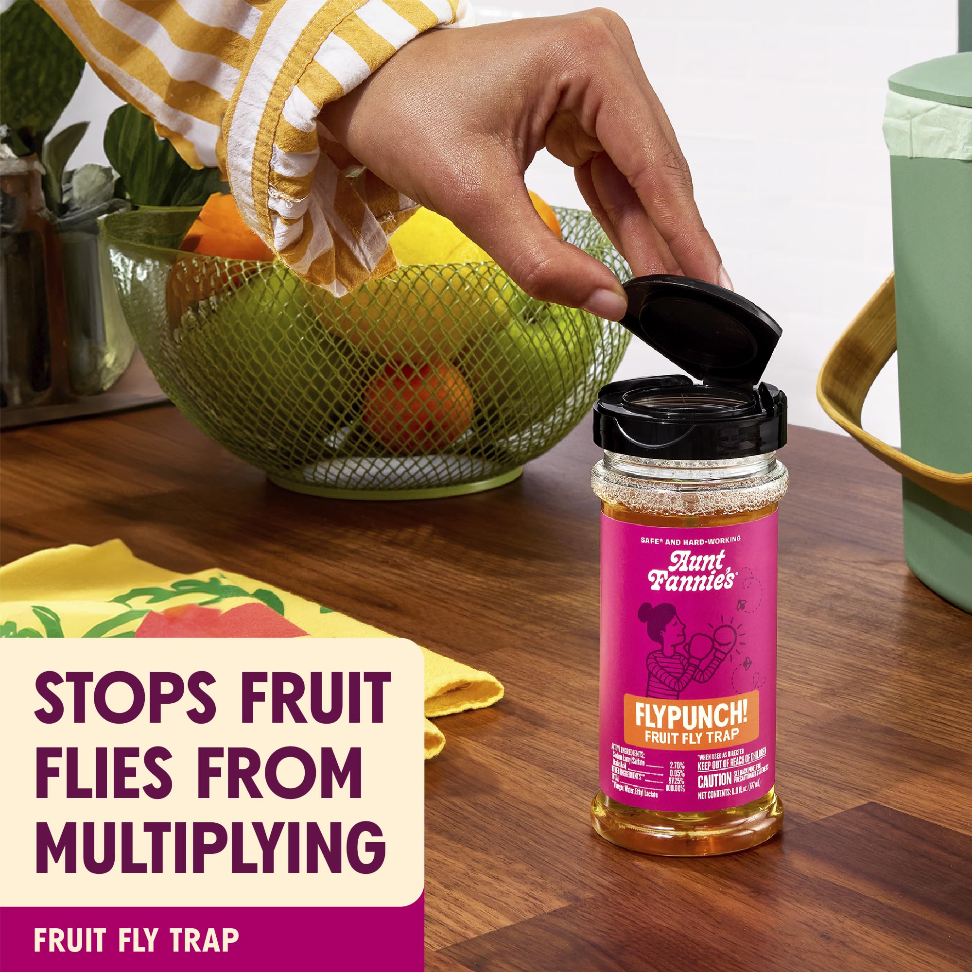 Aunt Fannie's frascos FlyPunch en cocina capturando moscas, limpieza visible