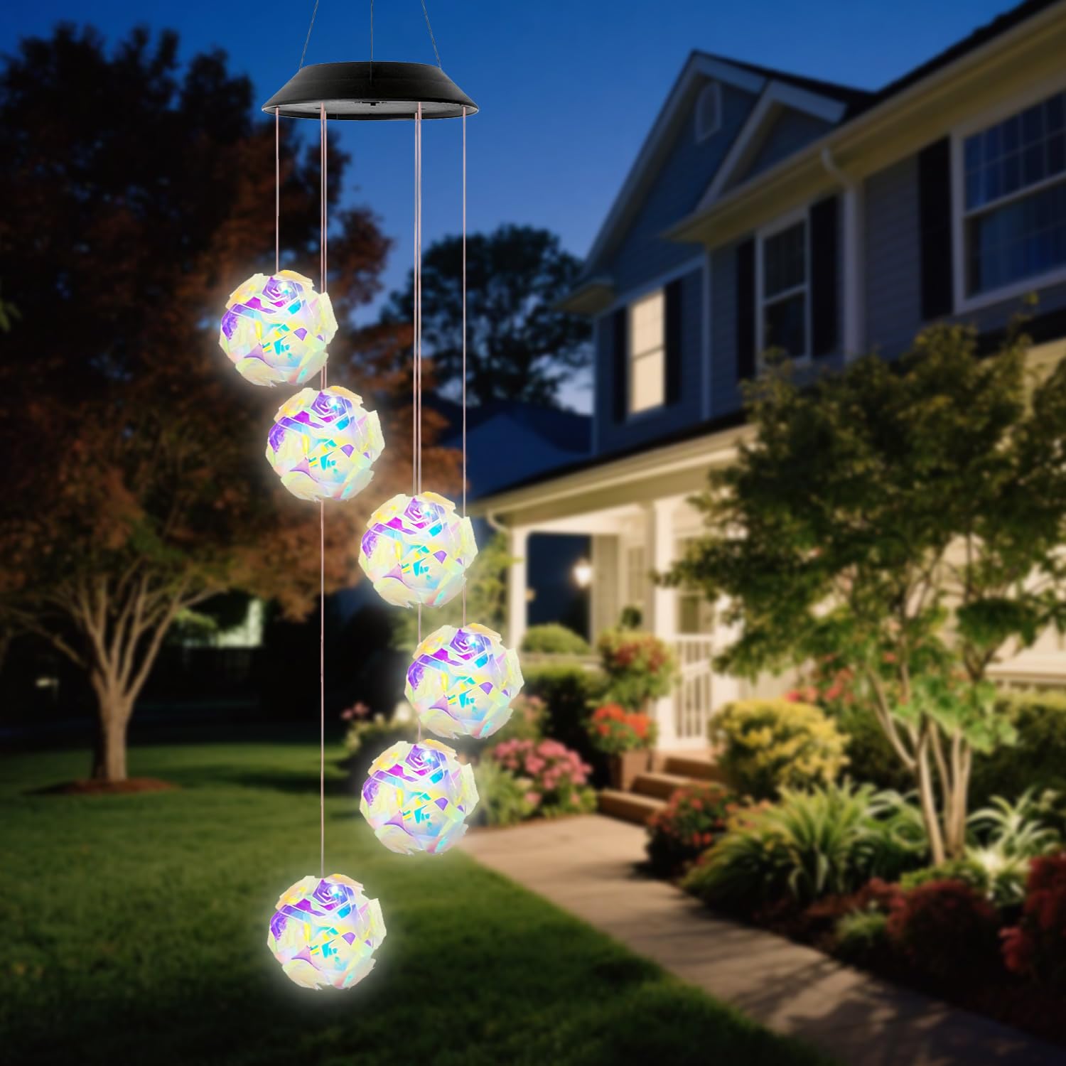 AWENDIETOU luces encendidas en jardín nocturno creando atmósfera romántica