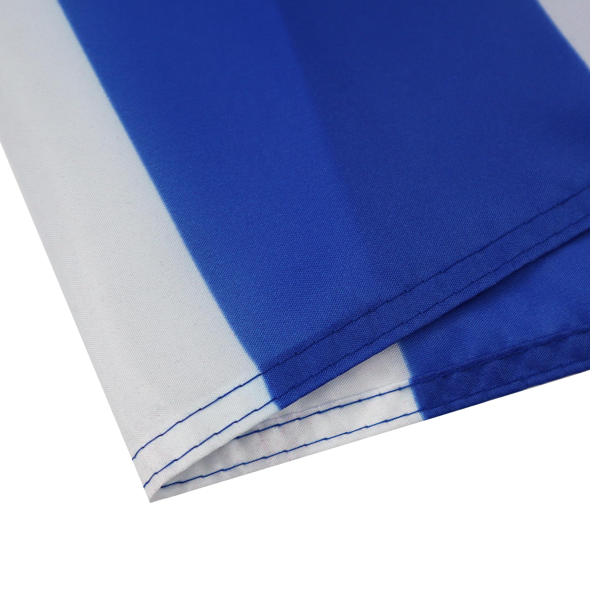 AZ FLAG bandera griega colgada en balcón realzando fachada festiva