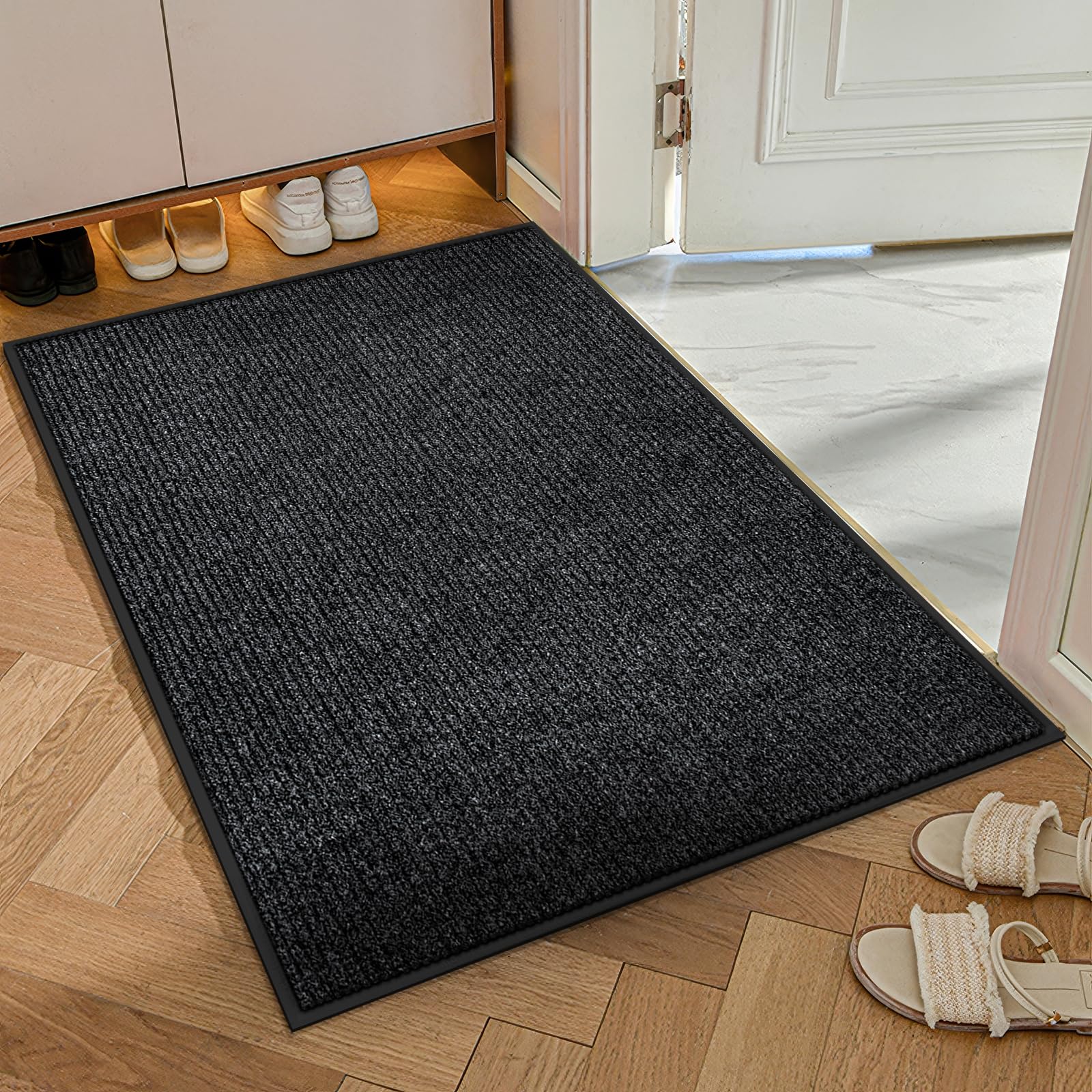Azadx felpudo junto a puerta para visualizar tamaño y escala
