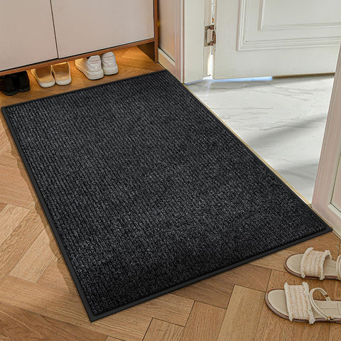 Azadx felpudo junto a puerta para visualizar tamaño y escala