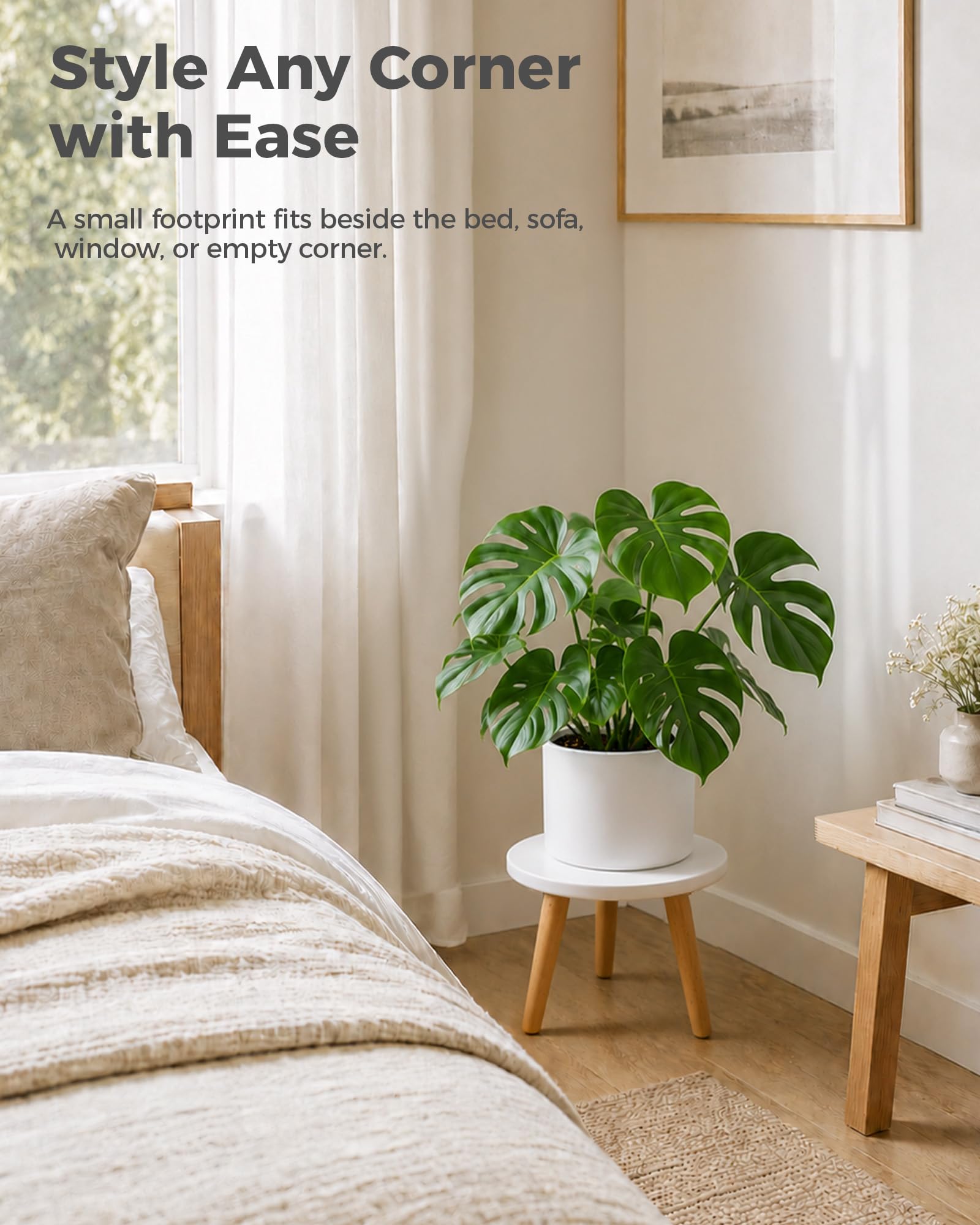 Bamworld mesa en uso en salón sosteniendo maceta grande con estilo