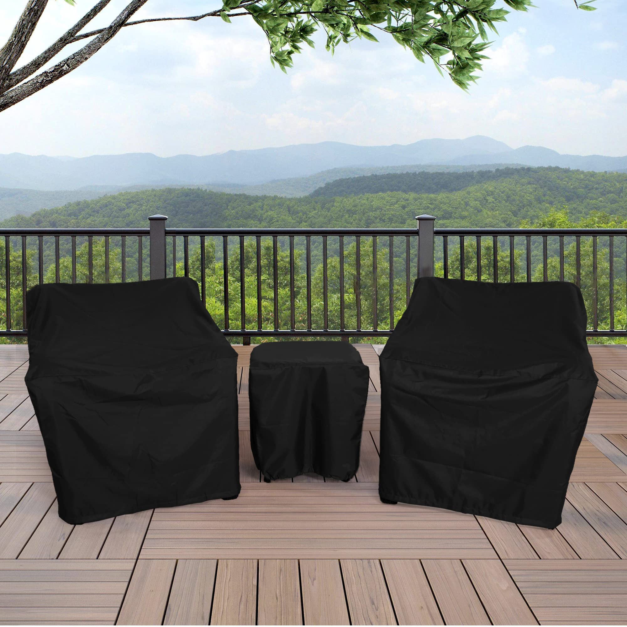 BANER GARDEN funda cubriendo la mesa de centro protegiendo de lluvia