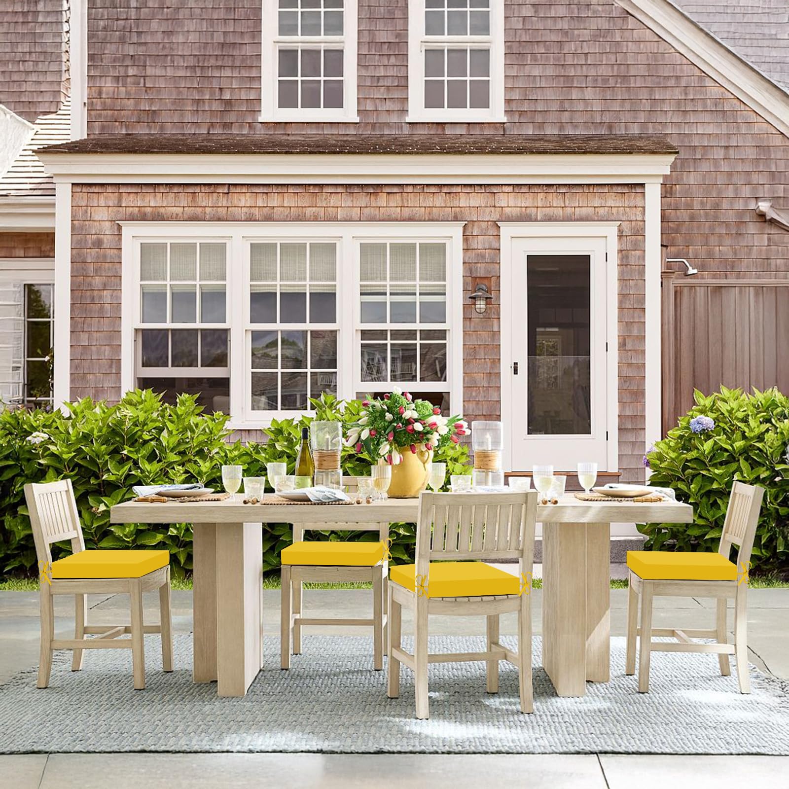 Basic Beyond cojín en ambiente de terraza, estilo y confort para invitados