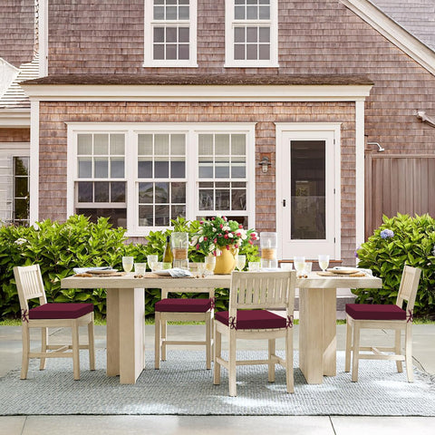 Basic Beyond cojines en terraza con ambiente cómodo y elegante