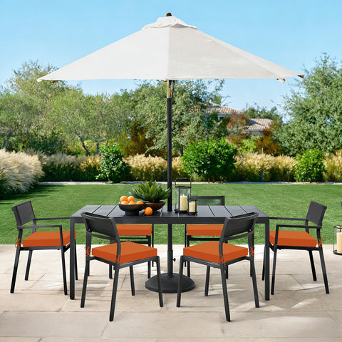 Basic Beyond cojines en terraza ambientada, mejora estética y confort exterior