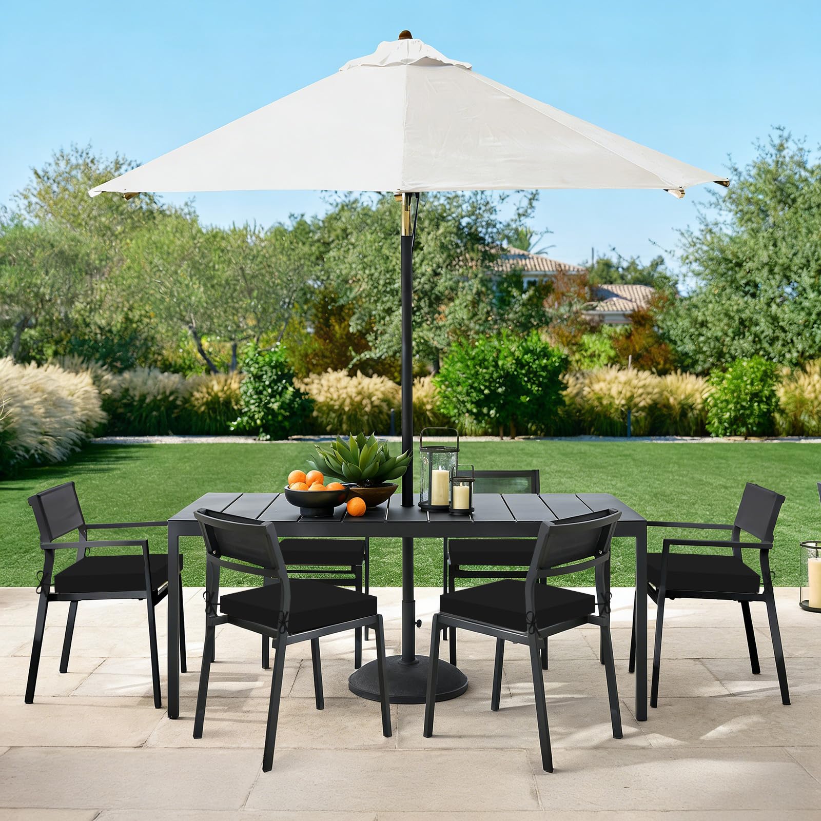 Basic Beyond cojines negros en terraza moderna, estética minimalista elegante