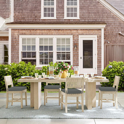 Basic Beyond conjunto en terraza amueblada, estilo práctico y acogedor al aire libre